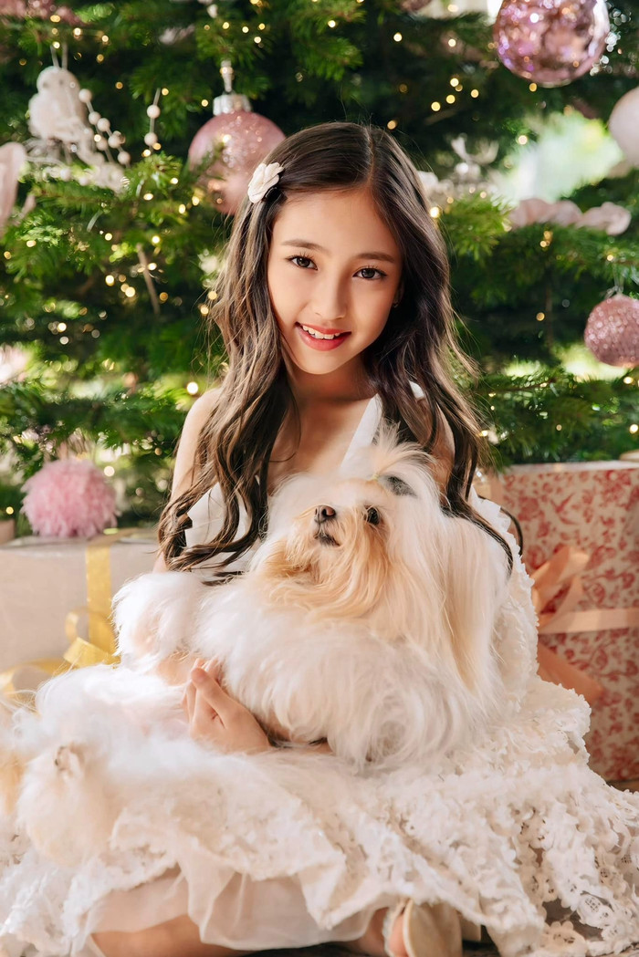 Trước đó, trong dịp 'ái nữ' nhà Hà Kiều Anh trình diễn cùng mẹ tại show diễn thời trang của Mr World, cô bé còn được chuyên gia về hoa hậu khuyên nhủ nên đi thi nhan sắc khi lớn để nối tiếp thành công của mẹ. 