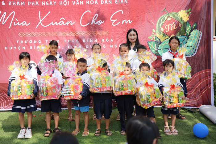 BSN trao học bổng hiếu học cho các em học sinh Tiểu học trên địa bàn. Ảnh: BSN