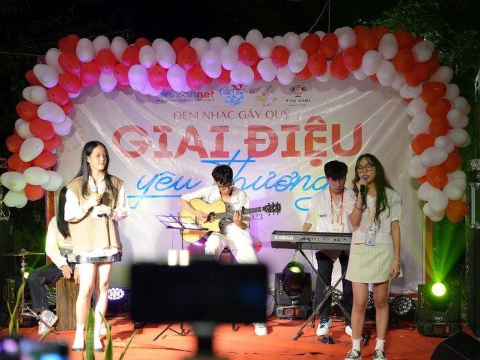 Chương trình 'Giai điệu yêu thương' gây quỹ từ thiện, tại Bờ kè Bắc thị trấn Châu Ổ (26 ÂL). Ảnh: BSN