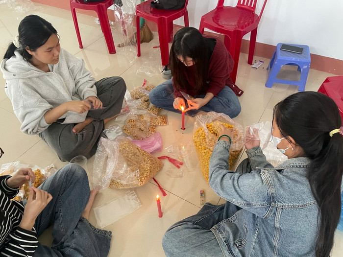 Đôi lúc có hơi đuối sức nhưng các em vẫn nỗ lực hết mình với mong muốn mang Tết đến những mảnh đời đầy khó khăn. Ảnh: BSN