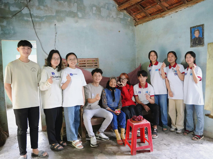 Các bạn CTV đến thăm hỏi, tặng quà cho các cụ tại địa phương. Ảnh: BSN