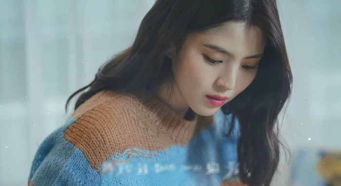 Nữ diễn viên bất đắc dĩ bị vạ lây khi mẹ ruột có hành vi phạm pháp. 