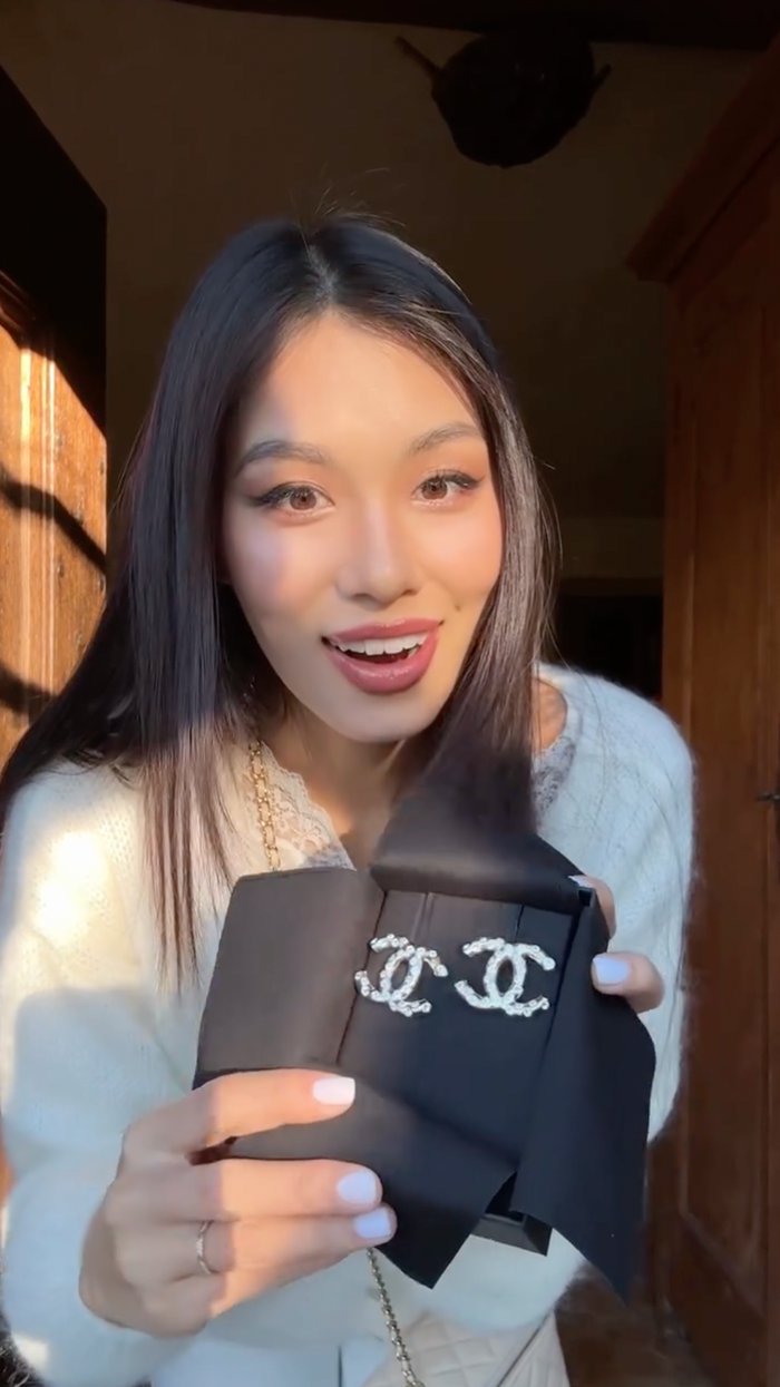 Á hậu Thảo Nhi Lê còn mua thêm khuyên tai với mức giá hơn 18 triệu đồng.