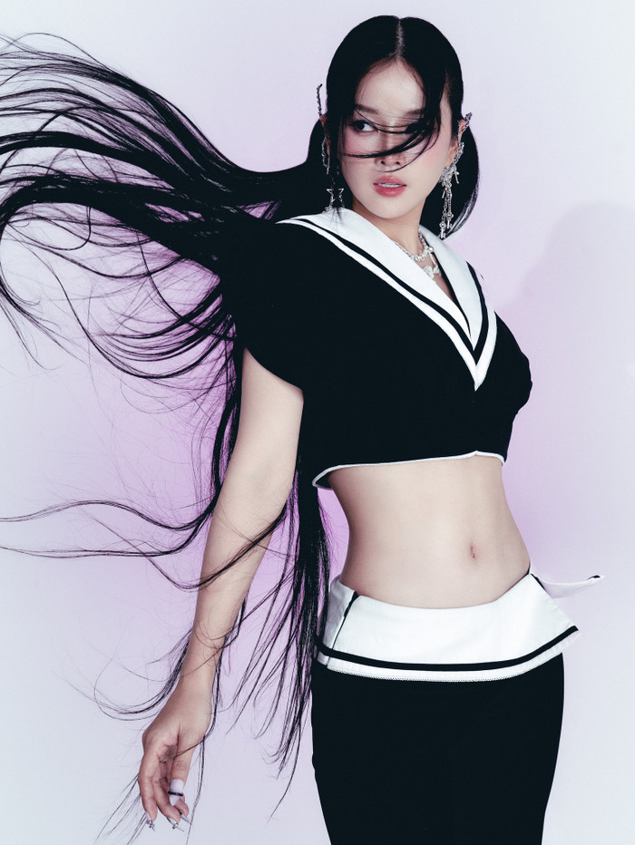 Nữ DJ trong tạo hình với tóc dài, diện trang phục khéo khoe vóc dáng quyến rũ. (Ảnh FBNV)