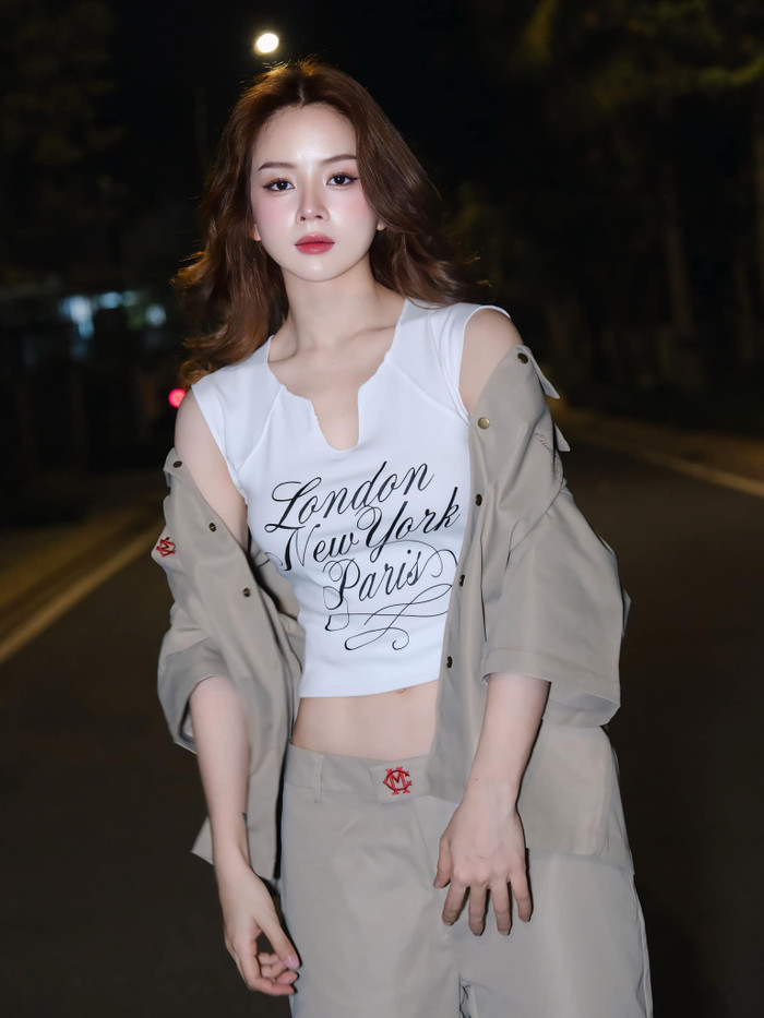 DJ Mie khiến nhiều người xuýt xoa vì vòng eo săn chắc cùng nhan sắc ngày càng thăng hạng. (Ảnh FBNV)