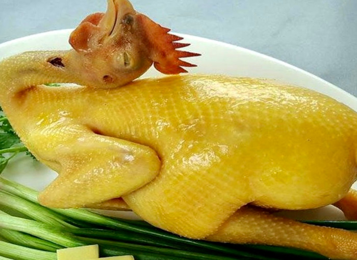 Mẹo luộc gà vàng óng, da căng đẹp, thịt ngọt mềm chuẩn nhà hàng Ảnh 1