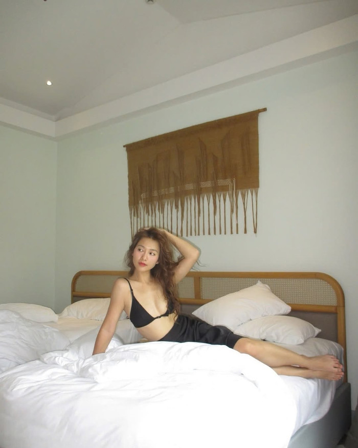 Nữ diễn viên thay đổi gu thời trang khi chăm chỉ diện đồ cắt xẻ táo bạo để khoe đường cong gợi cảm của cơ thể. (Ảnh: FBNV)