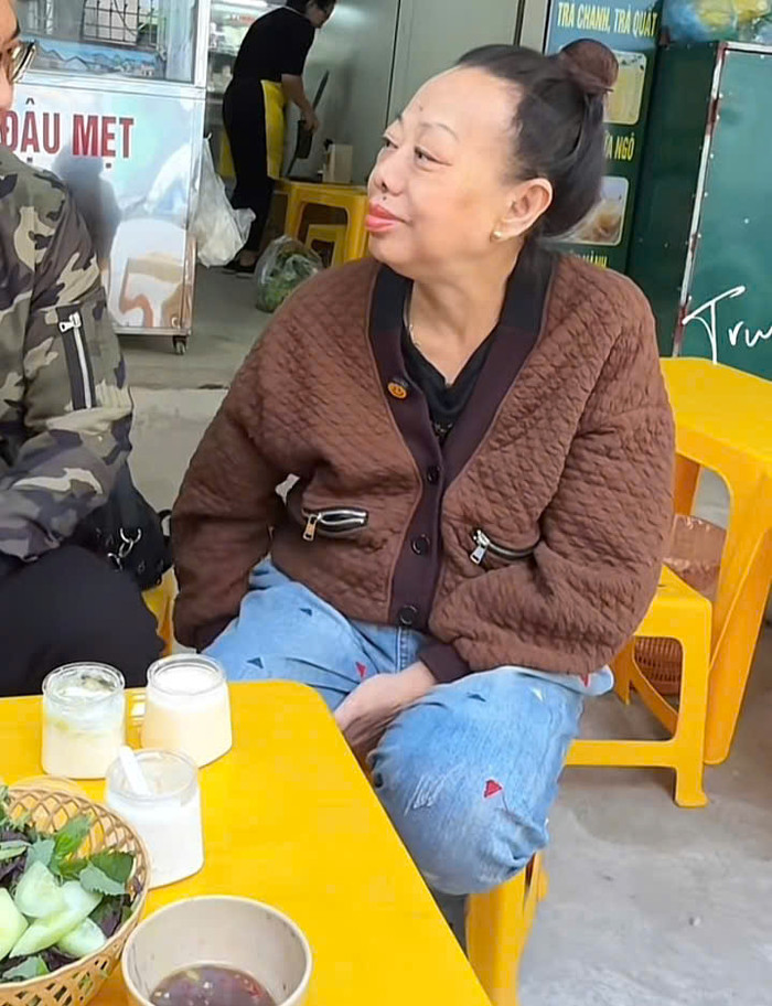 Cô ở ngoài được mọi người yêu quý bởi tính cách hoà đồng. Ảnh: Chụp màn hình