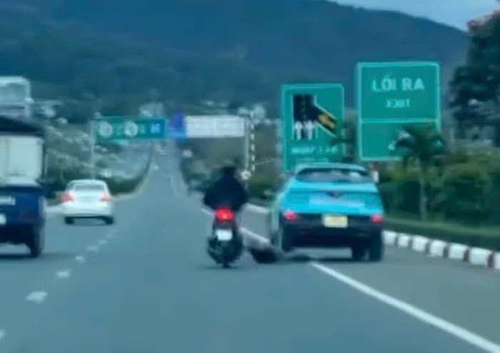 Nam thanh niên tuột tay bị xe taxi cán qua người