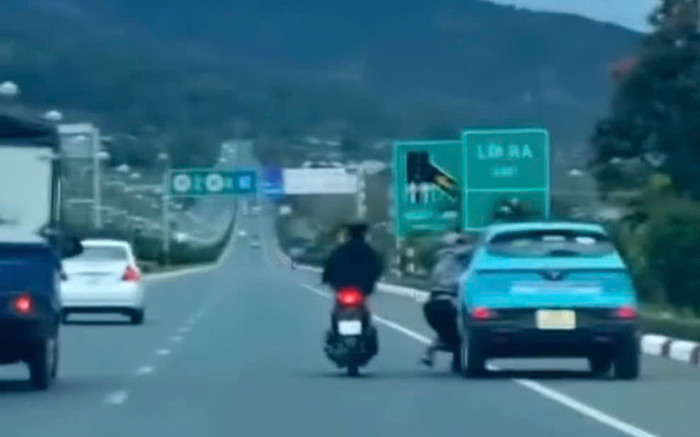 Giật mình cảnh nam thanh niên đu cửa taxi đang chạy băng băng trên cao tốc Liên Khương Ảnh 2