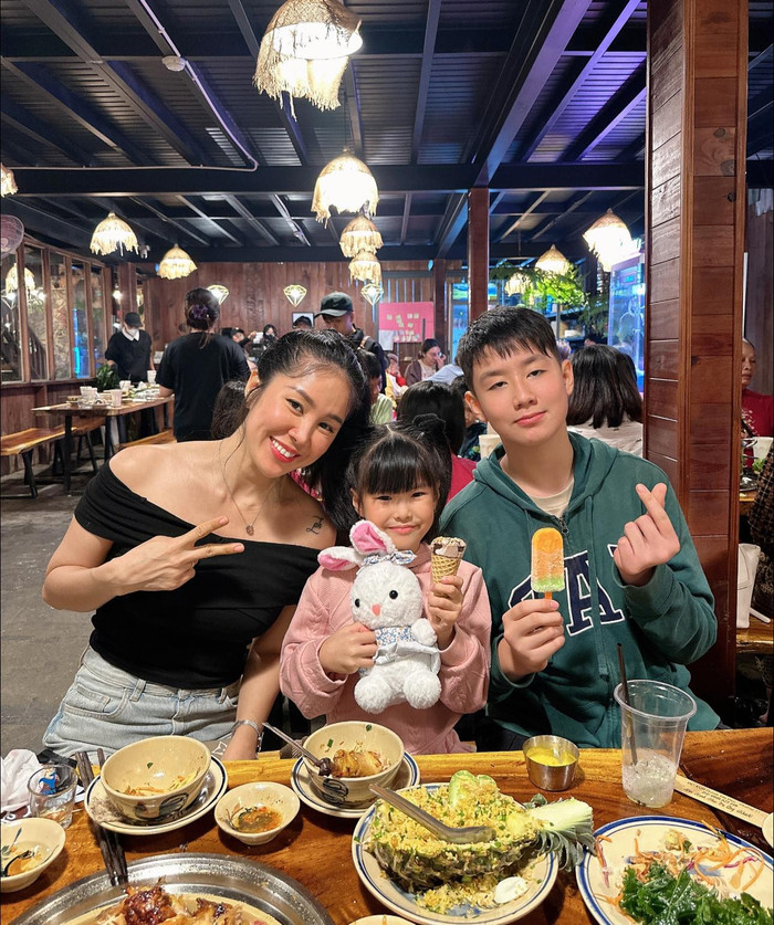 Lê Phương tích cực cho các con đi chơi, thư giãn. Ảnh: FBNV