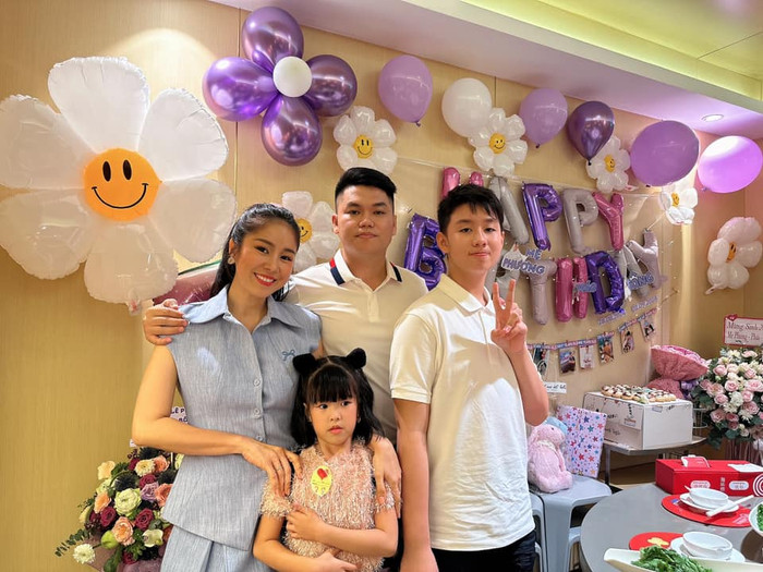 Vợ chồng Lê Phương vui vẻ tổ chức tiệc sinh nhạt 12 tuổi cho con trai Thiên Quân. Ảnh: FBNV