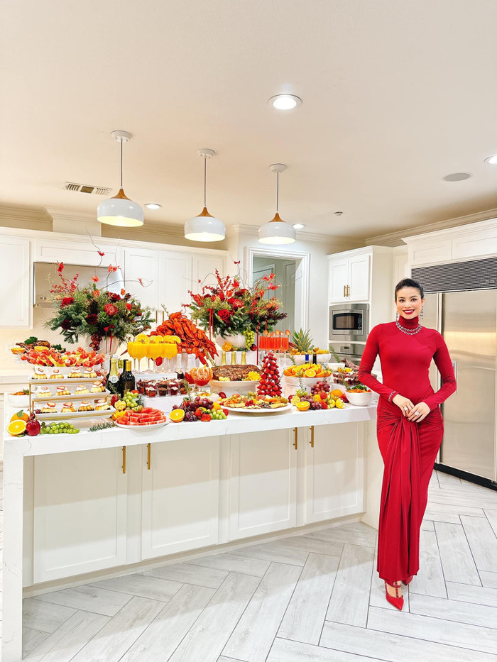 Dù rời xa Vbiz nhiều năm nhưng nàng hậu vẫn nhận được sự quan tâm của đông đảo khán giả. Nhan sắc của Phạm Hương luôn khiến nhiều người xuýt xoa, trầm trồ. (Ảnh FBNV)