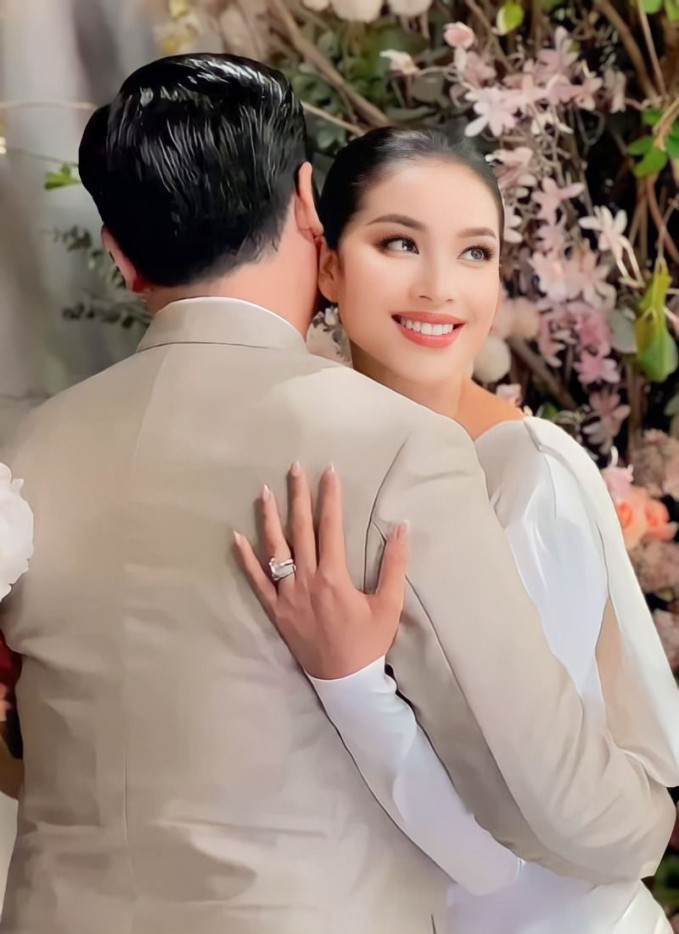 Phạm Hương thường khéo léo che mặt chồng mỗi khi đăng ảnh. Cô giải thích ông xã không phải người của showbiz nên không muốn gây chú ý quá nhiều. 