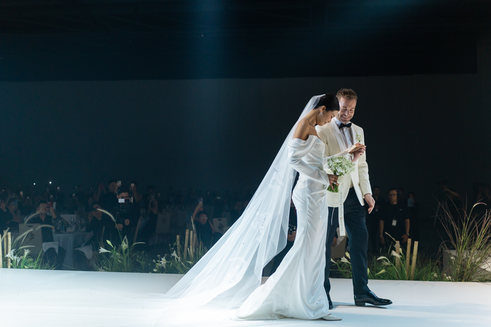 Chất lụa mềm mại, nhẹ nhàng ôm lấy cơ thể tạo nên hiệu ứng bay bổng và lãng mạn khiến cho visual của Minh Tú càng trở nên ấn tượng. Hơn hết, khách mời càng bất ngờ hơn khi Minh Tú thể hiện sự tinh nghịch, đáng yêu qua dòng chữ: “Cưới rồi nha” trên chiếc lúp của mình.