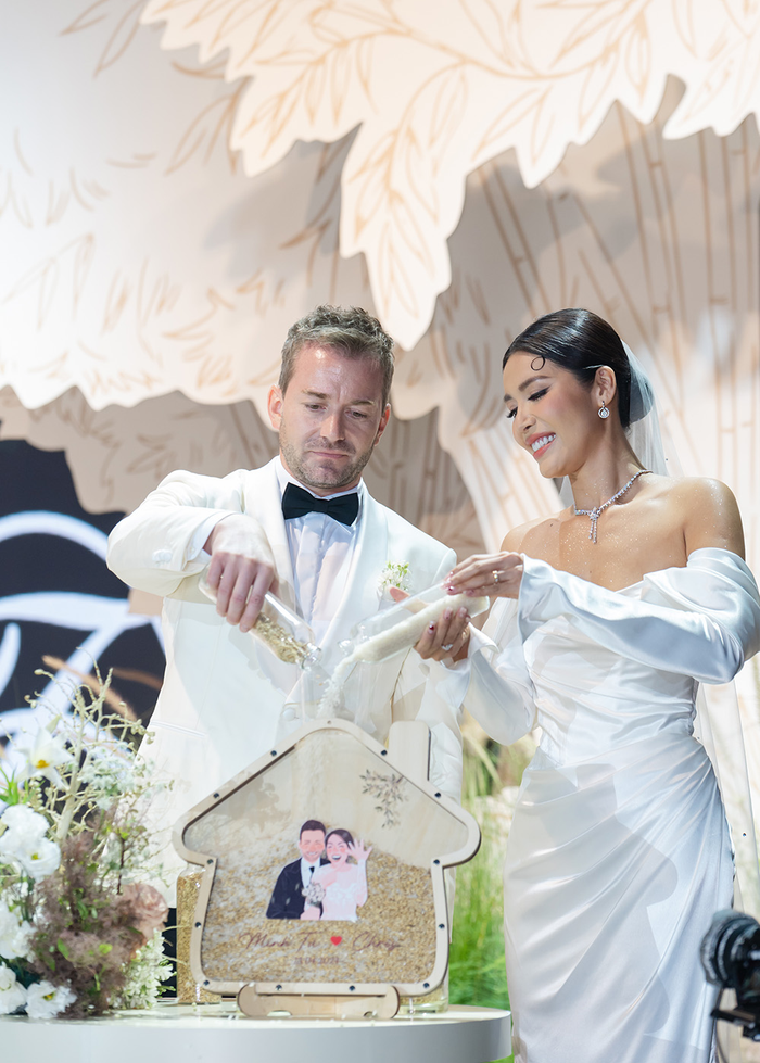 Bộ trang phục thứ hai được Minh Tú chọn khi làm lễ là chiếc đầm trắng cúp ngực đơn giản với chất liệu cao cấp kèm theo chiếc lúp voan dài. Đây là mẫu váy mà nhà thiết kế Chung Thanh Phong đã chọn cho Minh Tú giúp cô nàng tự tin bước vào lễ đường trong thời khắc quan trọng. 