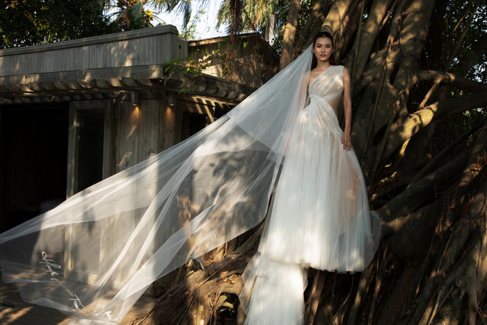 Bộ cánh được nhà thiết kế lấy cảm hứng từ những giọt sương mai vào buổi sáng sớm đại diện cho hình ảnh con sóng dịu dàng, e ấp bên bờ cát trắng. Các đường xếp ly được may cắt tỉ mỉ ôm trọn cơ thể của cô dâu Cao Thiên Trang. Lê Thanh Hòa chọn chất liệu tulle để đem tới sự mềm mại, dịu dàng tôn được vẻ ngoài của nhân vật chính. 