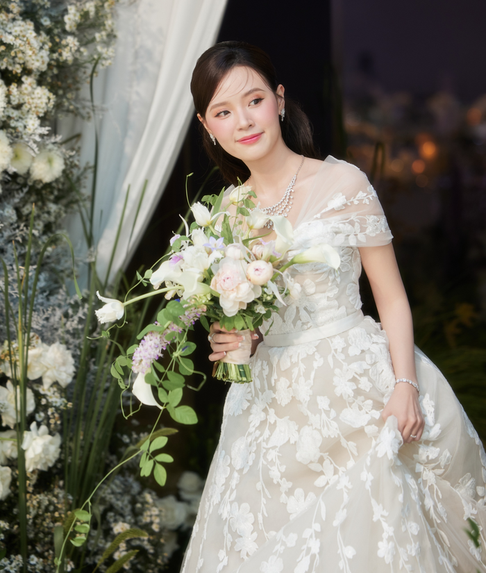 Trong tháng 6/2024, đám cưới Midu và thiếu gia tập đoàn nhựa Minh Đạt trở thành tâm điểm của làng giải trí về độ xa hoa và trang phục lộng lẫy. Midu sử dụng hai chiếc váy đến từ Ellie Saab cho hai thời khắc quan trọng nhất của cuộc đời mình là đón khách và làm lễ. Váy đón khách thuộc BST Xuân Hè 2023 tên 'sự rạng rỡ thanh tao' với kiểu dáng trễ vai với chất liệu vải tuyn với nhiều họa tiết thêu hoa. Mẫu váy này được định giá khoảng 19.000 USD (tương đương 484 triệu đồng). 