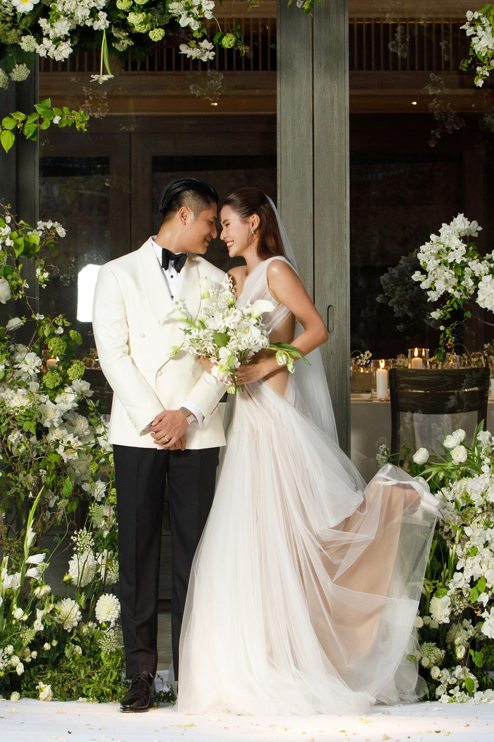 Người mẫu Cao Thiên Trang là cô dâu tối giản nhất trong năm 2024. Người đẹp chọn thiết kế váy cưới đến từ người anh thân thiết Lê Thanh Hòa để làm trang phục đón khách lẫn làm lễ. 