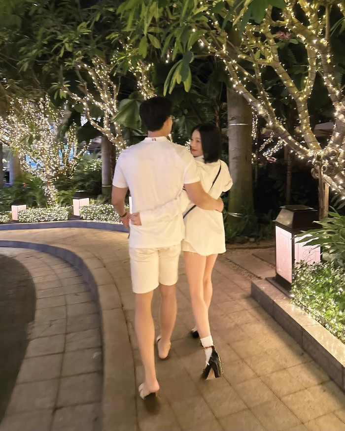 Lệ Quyên khoe khoảnh khắc tình tứ bên Lâm Bảo Châu. Ảnh FBNV