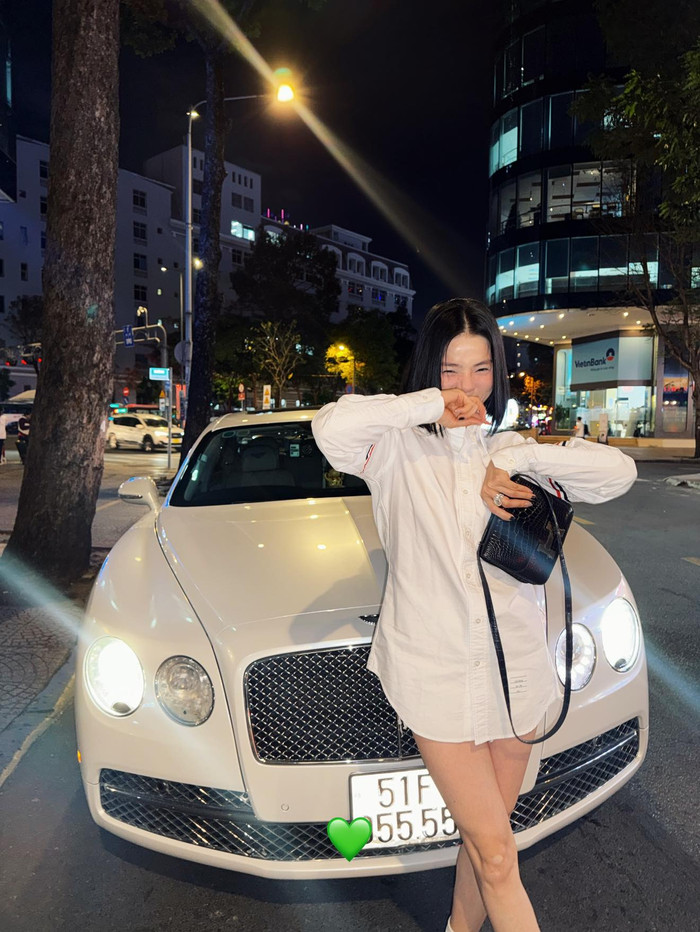 Lệ Quyên diện 'mốt giấu quần' khoe chân nuột nà. Ảnh FBNV