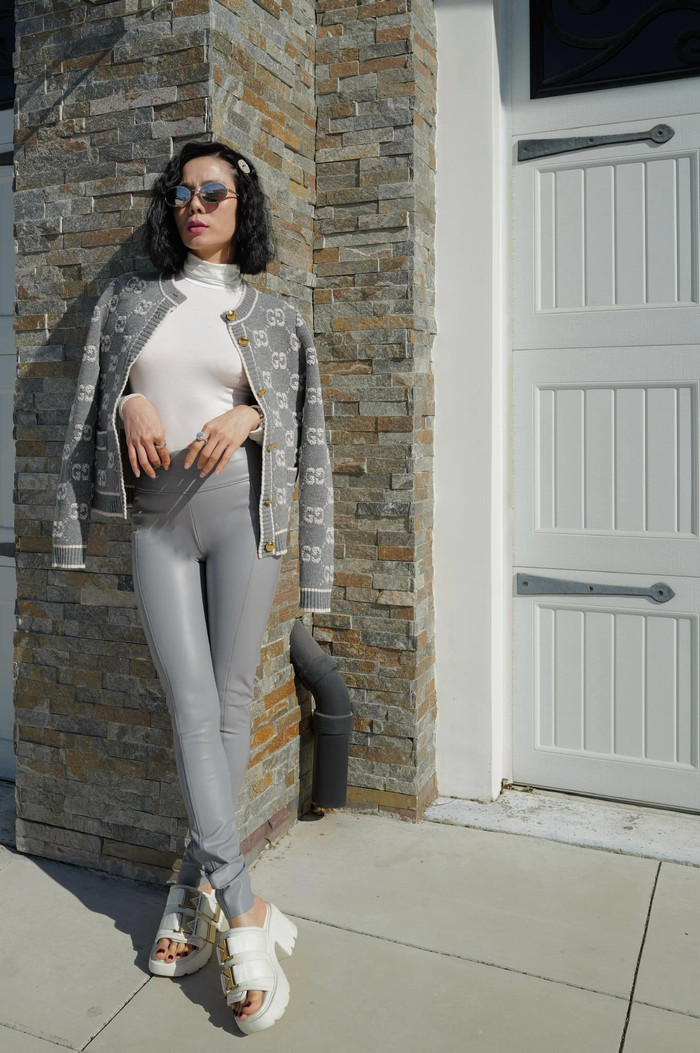 Lệ Quyên rất chuộng những kiểu trang phục có thể khoe được đường cong cơ thể. Ảnh FBNV