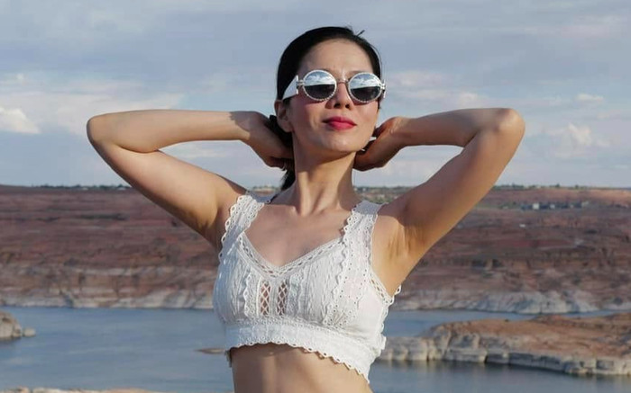 Lệ Quyên diện đồ giấu quần tình tứ bên Lâm Bảo Châu Ảnh 2