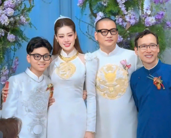 Con trai riêng của chồng Khánh Vân có mặt tại lễ ăn hỏi của nàng hậu vào ngày 6/12. 