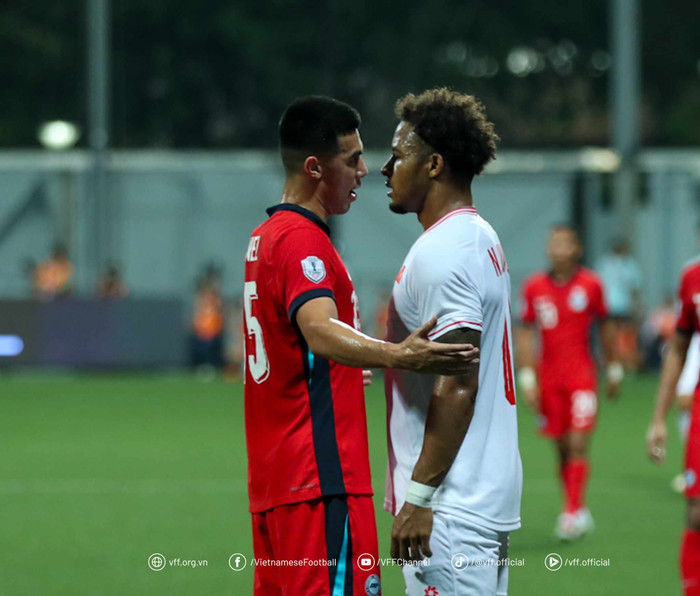 Nguyễn Xuân Son gặp áp lực lớn khi hậu vệ Singapore theo rất sát và dùng nhiều tiểu xảo. Ảnh: VFF