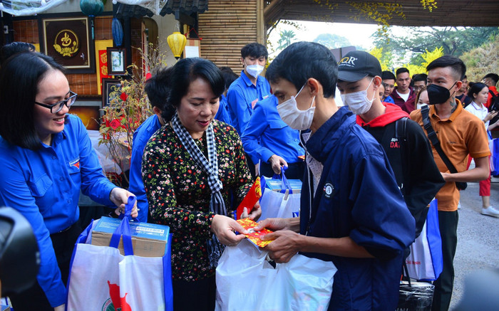 TP HCM chi gần 1000 tỉ đồng chăm lo tết Ất Tỵ 2025 Ảnh 2