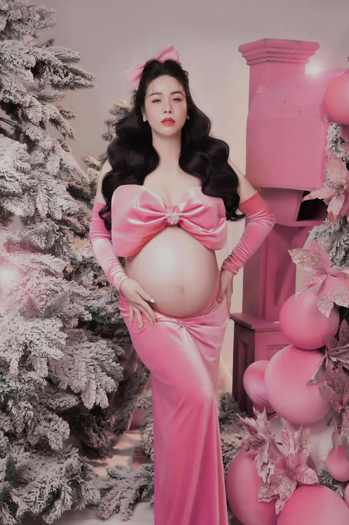 Mỗi bộ hình bầu của Nhật Kim Anh đều được đầu tư chỉn chu. Ảnh: FBNV