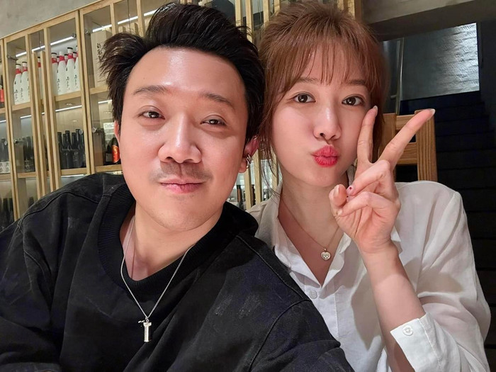 Vợ chồng Trấn Thành - Hari Won kỉ niệm 8 năm ngày cưới. (Ảnh FBNV)