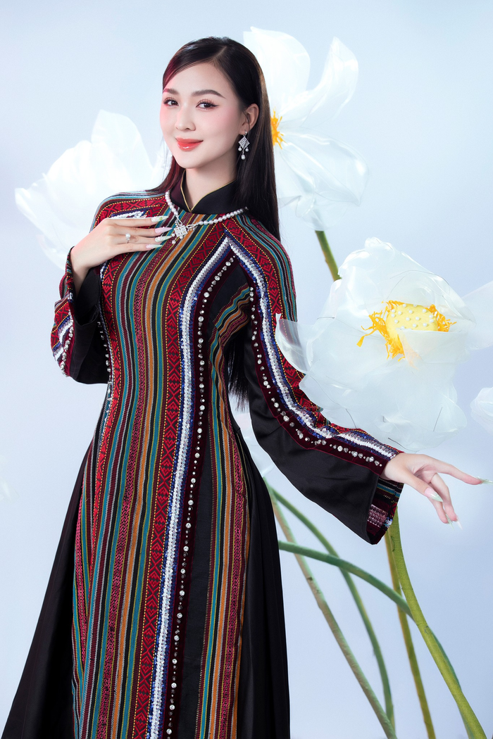 Cẩm Ly (sinh năm 2003, quê Đắk Lắk). Chân dài là một trong những thí sinh có gương mặt gây ấn tượng với khán giả nhất tại cuộc thi năm nay với đường nét thanh tú, chuẩn Á Đông. Mỹ nhân đang theo học ở Học viện Hàng không Việt Nam. 