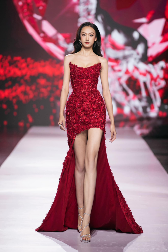 Vũ Mỹ Ngân tốt nghiệp ngành Kế toán tại Học viện Tài chính và đang làm công việc người mẫu ở Hà Nội. Tại cuộc thi, người đẹp quê Quảng Ninh đạt những thành tích phụ như Top 5 Người đẹp thời trang. 