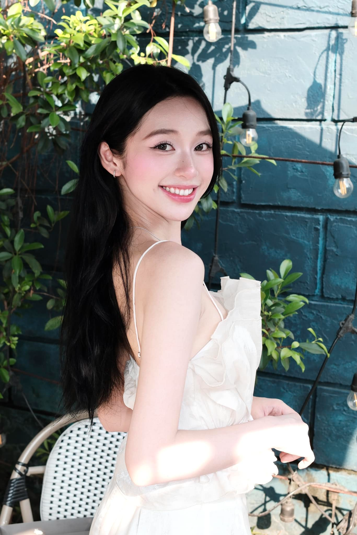 Nguyễn Thị Thảo Trang (sinh năm 2001, quê Điện Biên). Thảo Trang không phải là cái tên xa lạ đối với công chúng nhờ tình yêu đẹp với diễn viên Otis, cô nàng sở hữu gần 320.000 người theo dõi trên trang cá nhân. Không chỉ sở hữu vẻ đẹp tươi trẻ, ngọt ngào Thảo Trang còn gây ấn tượng với bảng thành tích học tập. Với loạt giải thưởng cao về môn Hóa học và các hoạt động Đoàn, Đội, cô gái đến từ mảnh đất Điện Biên hứa hẹn là nhân tố mạnh tại cuộc thi.