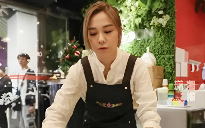 Bắt gặp kiều nữ của làng giải trí làm bồi bàn sau 2 năm thất nghiệp Ảnh 2