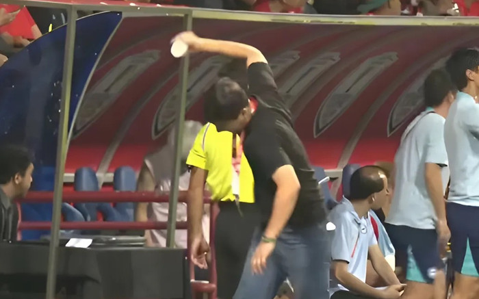 HLV Kim Sang Sik ném vỡ chai nước vì Hồ Tấn Tài mắc lỗi Ảnh 2