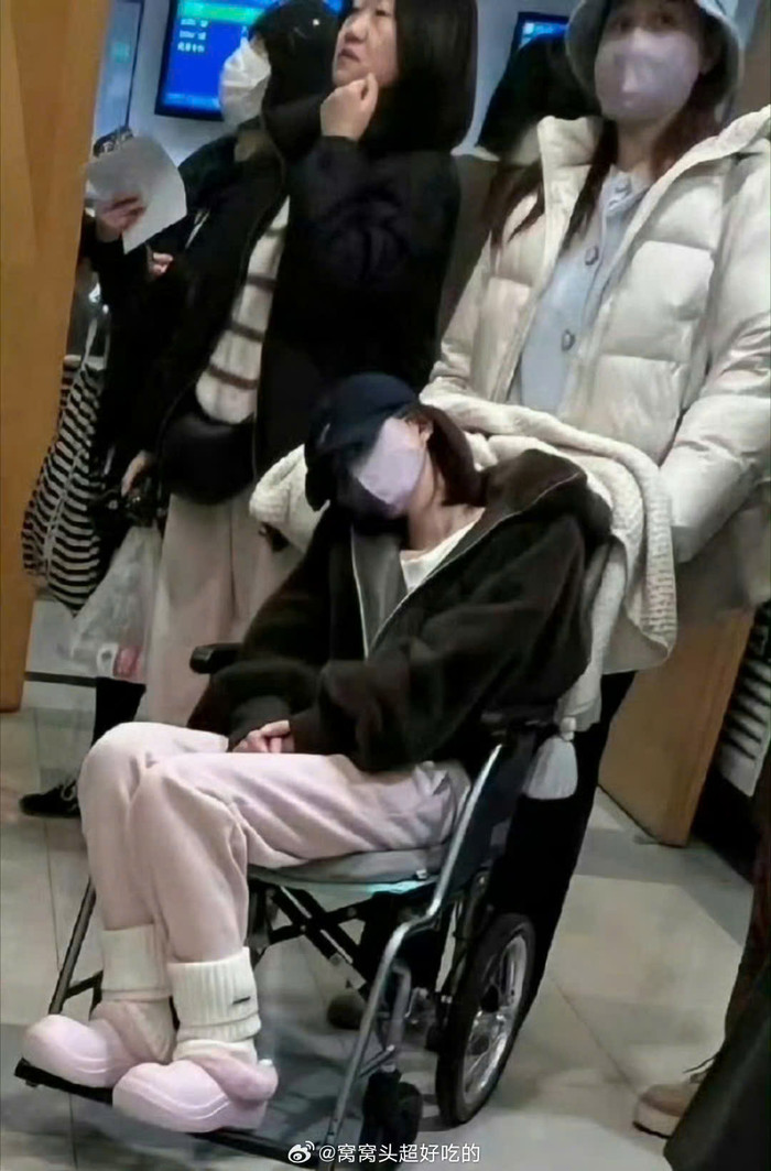 Nữ diễn viên nổi tiếng nhập viện trong tình trạng ngồi xe lăn