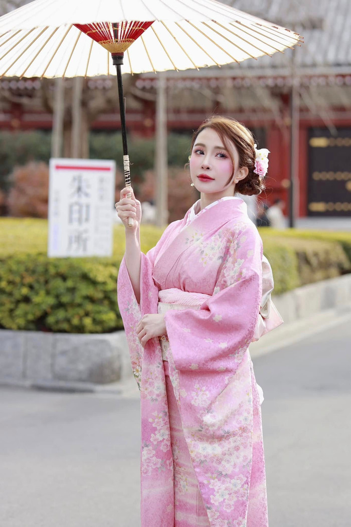 Quỳnh Nga diện trang phục truyền thống, hóa cô gái Nhật dịu dàng. (Ảnh FBNV)