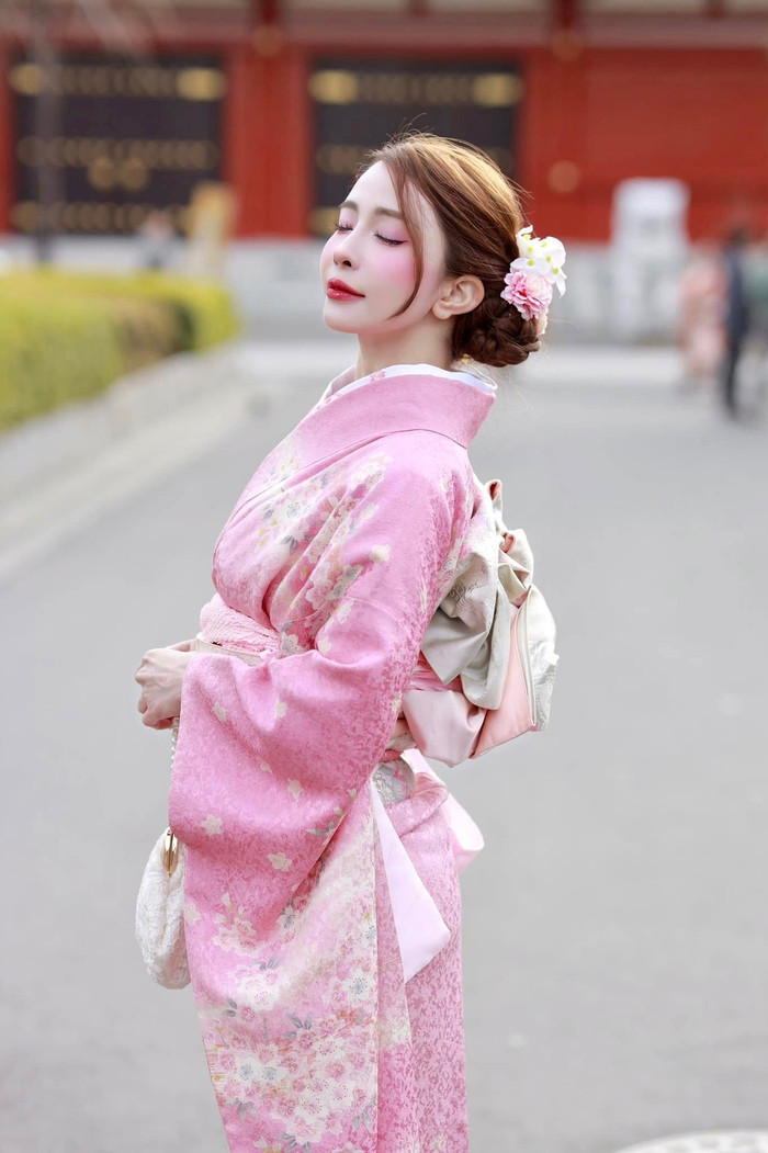 Nữ diễn viên còn đăng caption là đoạn văn đầy lãng mạn. Việt Anh để lại bình luận: 'Anh nào đấy?' bên dưới loạt ảnh của nữ đồng nghiệp. (Ảnh FBNV)