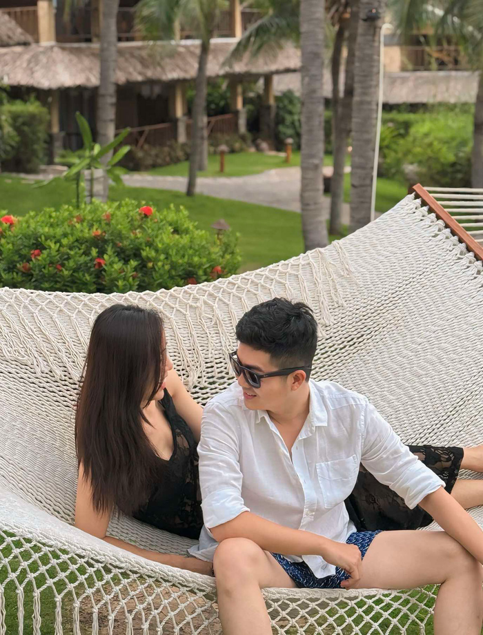 Mới đây, chồng cũ Nhật Kim Anh - doanh nhân Bửu Lộc và bạn gái Á hậu Bella Mai vừa có chuyến du lịch nghỉ dưỡng tại Bình Thuận. Cặp đôi còn đi cùng những người bạn khác để tận hưởng không khí cuối năm. 