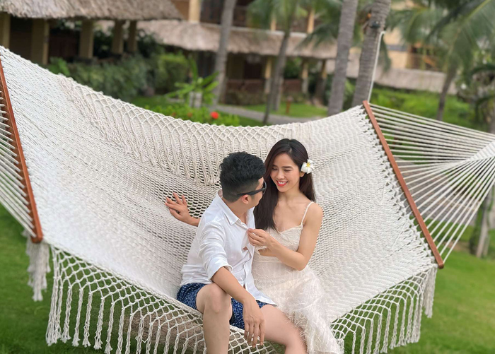 Bella Mai và chồng cũ Nhật Kim Anh từng vướng tin đồn hẹn hò vào năm 2023. Đến khi cặp đôi cùng xuất hiện tại buổi tiệc trước hôn lễ của Hà Trí Quang - Thanh Đoàn, nàng Á hậu mới xác nhận đang hẹn hò với doanh nhân Bửu Lộc. 