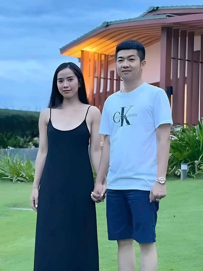 Trong thời gian hẹn hò, Á hậu Bella Mai và chồng cũ Nhật Kim Anh thường xuyên đi du lịch và lưu lại những khoảnh khắc hạnh phúc. Dù chưa nghĩ đến chuyện cưới hỏi, nhưng bạn gái Bửu Lộc vẫn lo lắng chuyện khó sinh con do trước đây cô từng phải cắt bỏ khối u. May mắn, bác sĩ cho biết sức khỏe của Bella Mai bình thường và có khả năng mang thai tự nhiên. 