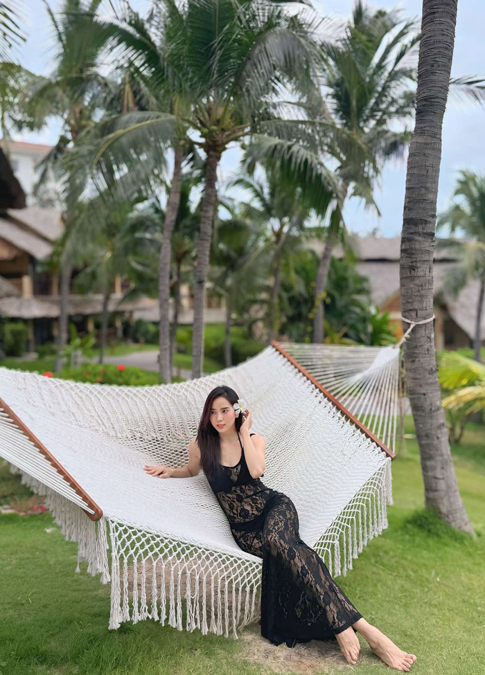 Á hậu Hoa hậu Du lịch Hoàn vũ thế giới khoe sắc vóc gợi cảm với chiếc váy xuyên thấu được làm từ chất liệu ren. Bên trong, người đẹp mặc bikini đồng màu. Bộ cánh tôn được nóng bỏng của Bella Mai nhưng không tạo cảm giác phản cảm. 