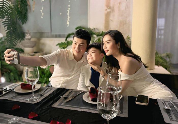 Ngoài ra, Bella Mai còn chia sẻ với truyền thông rằng bạn trai có nói 'bóng gió' về chuyện kết hôn nhưng cô vẫn chưa có dự tính vì mong muốn cuộc sống có nhiều trải nghiệm hơn. Người đẹp cho biết bản thân xem trọng chuyện cưới xin nên chỉ muốn kết hôn khi bản thân đã thực sự trưởng thành. Hiện tại, Bửu Lộc và con trai riêng đang ở Cần Thơ, còn cựu Á hậu vẫn đang sinh sống ở TP HCM để tiện cho công việc. 