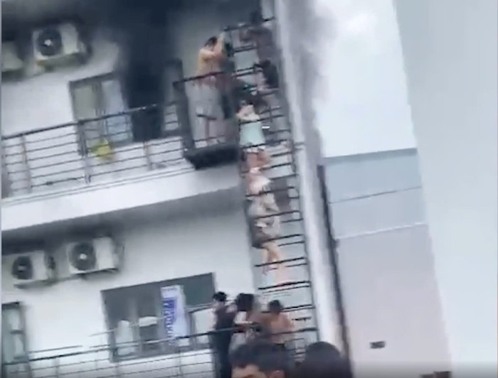 Các nạn nhân leo xuống lối thoát hiểm thứ 2 trong căn nhà trọ