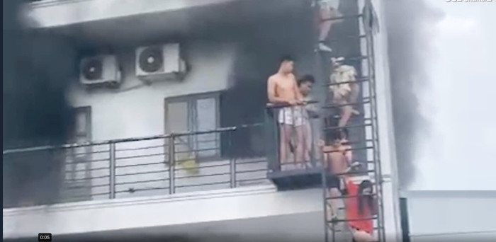 Nhiều người thuê trọ đang cố gắng leo thang xuống thoát khỏi đám cháy