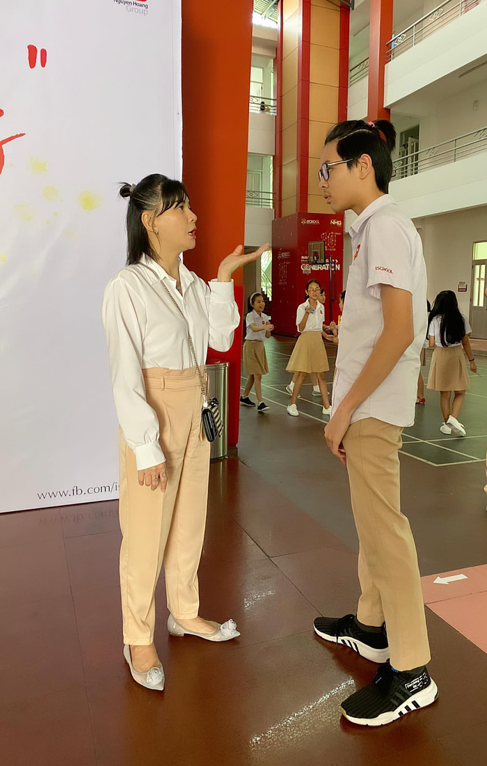 Cát Phượng đồng hành cùng quý tử trong những tháng ngày ngồi trên ghế nhà trường. Ảnh: FBNV