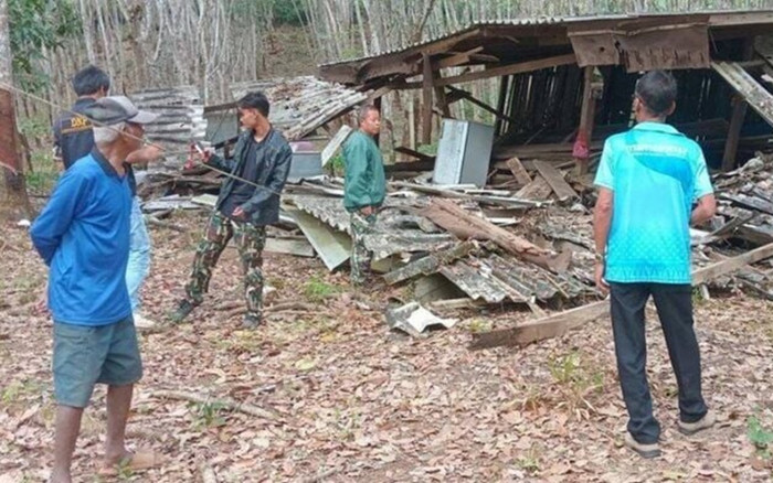 Cả ngôi làng bị tàn phá sau một đêm, danh tính thủ phạm khiến người dân bất lực Ảnh 2