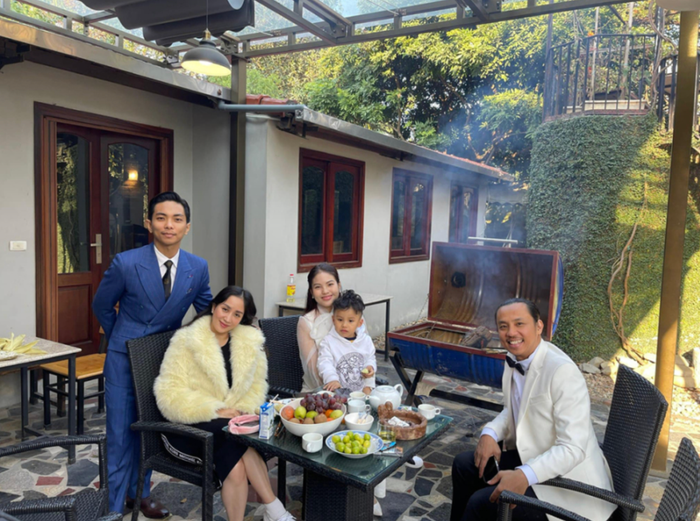 Khánh Thi và Chí Anh giữ mối quan hệ tốt đẹp, thân thiết suốt nhiều năm qua.